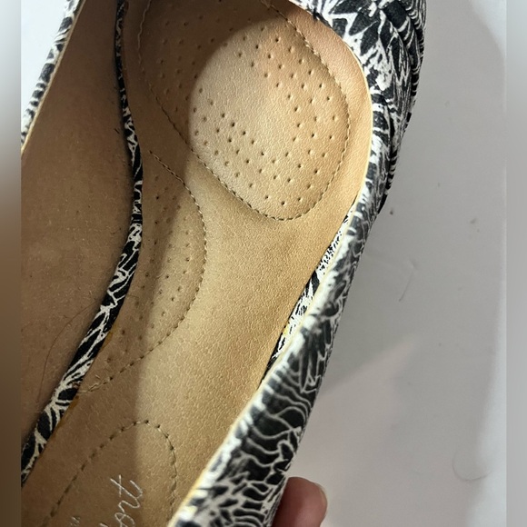 DexFlex Comfort Women’s Black & White Floral Cork Wedge Heels, Size 7 W - Picture 8 of 11